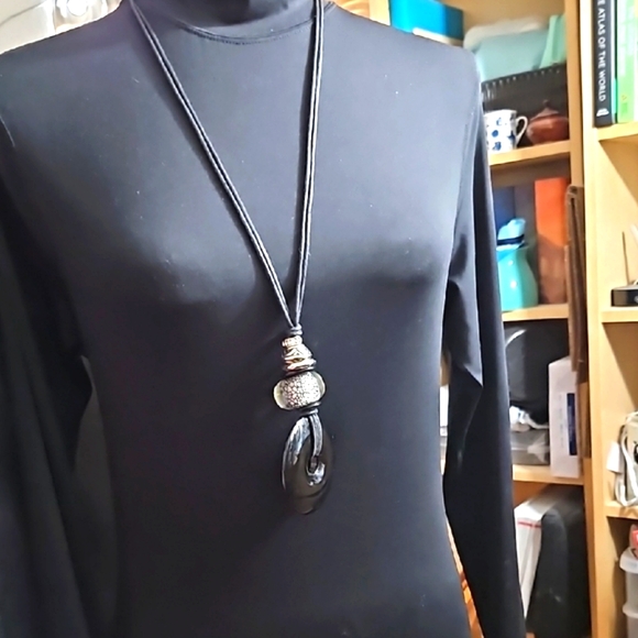 Mixed material necklace on cord with lucite pendant - Picture 2 of 9